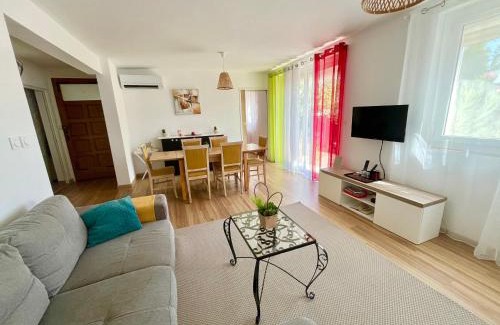 Toulon Apartamento | Perle rare, F4 donnant sur un grand jardin privé aménagé, parkings gratuits, clim, calme, idéal famille & pro, 10 min de la mer et du centre-ville, de la gare sncf et routière