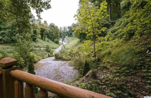 Sevierville Casa | PERMANENT VACATION-Private Honeymoon Cabin with Hot Tub