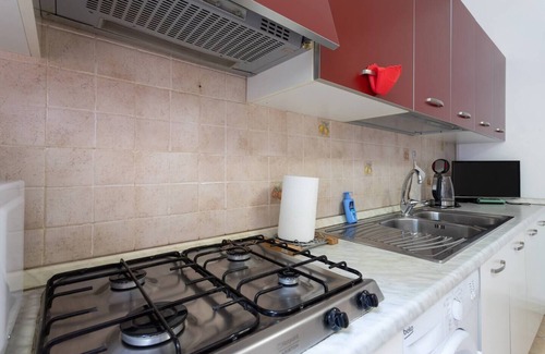Perugia Casa | Perugia Centrale in Zona Super Servita in Città, Unica con Giardino e Posto Auto