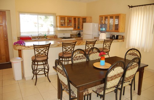 El Pescadero Casa | Pescadero Palace 2BR Guest House con piscina, jacuzzi, frente al surf!
