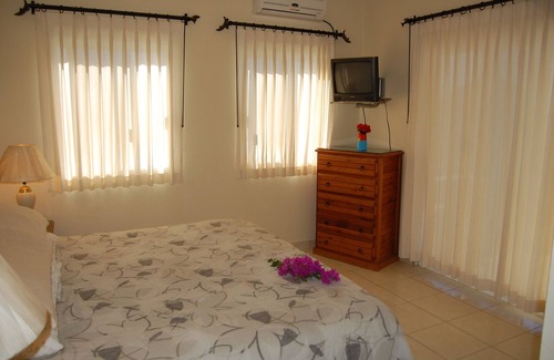 El Pescadero Casa | Pescadero Palace 2BR Guest House con piscina, jacuzzi, frente al surf!