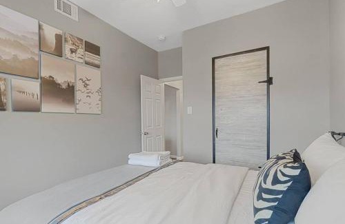 Meridian-Kessler Apartamento | Pet&Baby Friendly 2BR w- in-unit Laundry WIFI