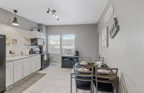 Meridian-Kessler Apartamento | Pet&Baby Friendly 2BR w- in-unit Laundry WIFI