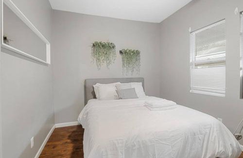 Meridian-Kessler Apartamento | Pet&Baby Friendly 2BR w- in-unit Laundry WIFI