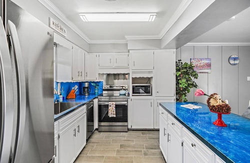 South Side Casa | Pet&Family-Friendly | Newly Remodeled 4BR/2BA house | @Downtown& 8 mins to beach