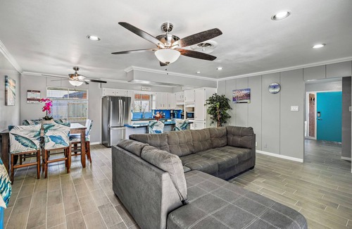 South Side Casa | Pet&Family-Friendly | Newly Remodeled 4BR/2BA house | @Downtown& 8 mins to beach