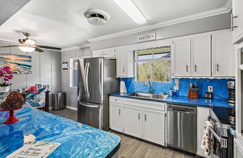 South Side Casa | Pet&Family-Friendly | Newly Remodeled 4BR/2BA house | @Downtown& 8 mins to beach