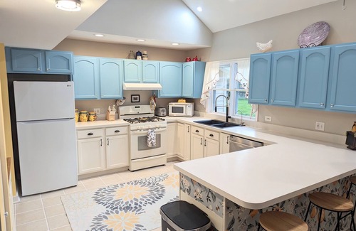 Hoffman Estates Otro | Pet/Family Friendly Farmhouse: Sleeps 10, Firepit, 1 Hour from CHI