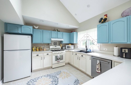 Hoffman Estates Otro | Pet/Family Friendly Farmhouse: Sleeps 10, Firepit, 1 Hour from CHI