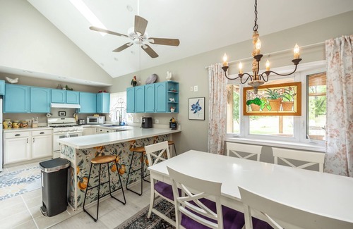 Hoffman Estates Otro | Pet/Family Friendly Farmhouse: Sleeps 10, Firepit, 1 Hour from CHI