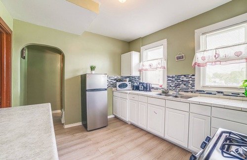 South Chicago Heights Apartamento | Pet-Friendly Apt in South Chicago Heights