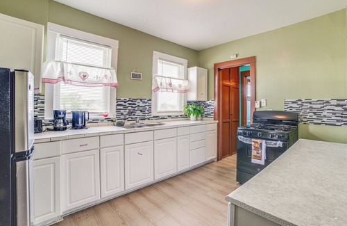 South Chicago Heights Apartamento | Pet-Friendly Apt in South Chicago Heights