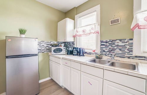 South Chicago Heights Apartamento | Pet-Friendly Apt in South Chicago Heights