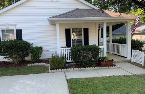 Apex Casa | Pet friendly 1,150 sqft one story, 3 bedrooms, 2 full bath home