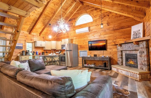 Townsend Cabina | Pet-friendly 1BD Cabin w/ Hot Tub! Fire Pit + BBQ!