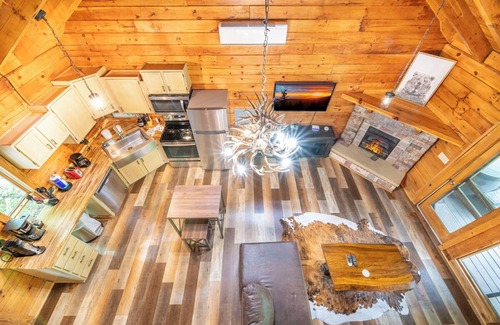 Townsend Cabina | Pet-friendly 1BD Cabin w/ Hot Tub! Fire Pit + BBQ!