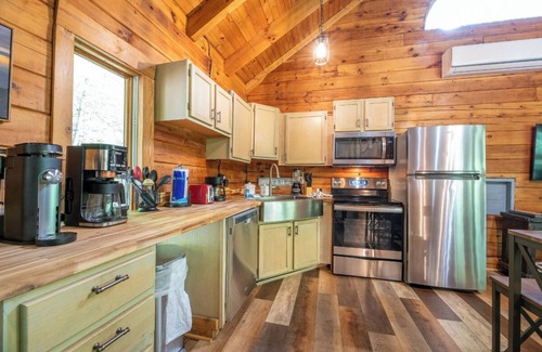 Townsend Cabina | Pet-friendly 1BD Cabin w/ Hot Tub! Fire Pit + BBQ!
