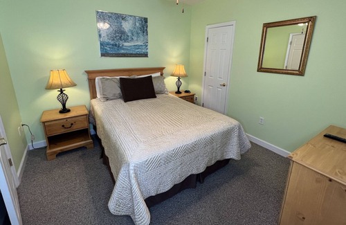 Huddleston Complejo | Pet friendly 2 bedroom waterfront resort w/ Amenities Mariners Landing
