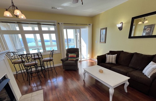Huddleston Complejo | Pet friendly 2 bedroom waterfront resort w/ Amenities Mariners Landing