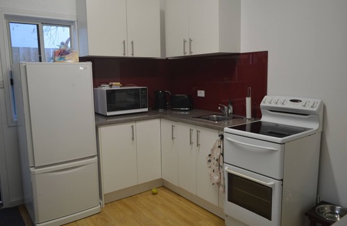 Safety Beach Cabaña | Pet Friendly 2 min walk to Beach, Shops, 5 min walk to Dog Beach Tassells Cove