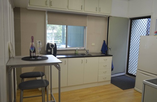 Safety Beach Cabaña | Pet Friendly 2 min walk to Beach, Shops, 5 min walk to Dog Beach Tassells Cove