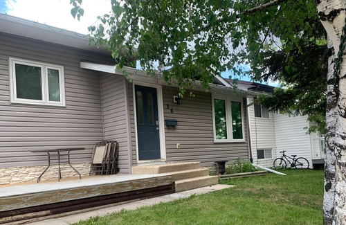 Airdrie Casa | Pet Friendly, 2 Room Suite on the Park