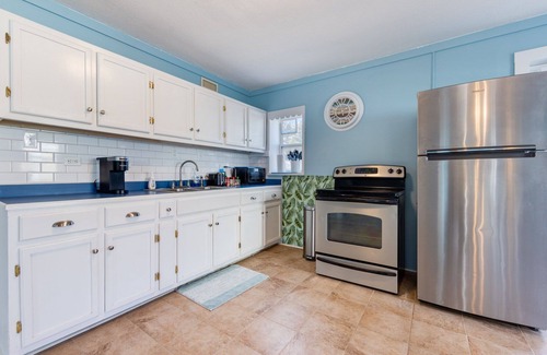 Colington Cabaña | Pet Friendly - 2 Minute Walk to Beach - Updated and Modernized Spotless Clean