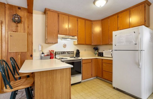 Bijou Pines Cabina | Pet-Friendly 2BR Cabin | Near Beach | Fenced Yard!