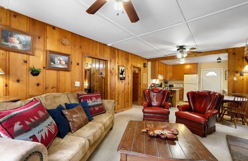 Bijou Pines Cabina | Pet-Friendly 2BR Cabin | Near Beach | Fenced Yard!