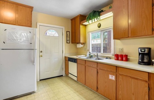 Bijou Pines Cabina | Pet-Friendly 2BR Cabin | Near Beach | Fenced Yard!