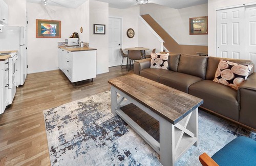Harvie Heights Condominio | Pet Friendly 2BR with Mtn Views and Hot tub &A/C