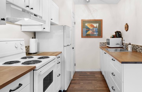 Harvie Heights Condominio | Pet Friendly 2BR with Mtn Views and Hot tub &A/C