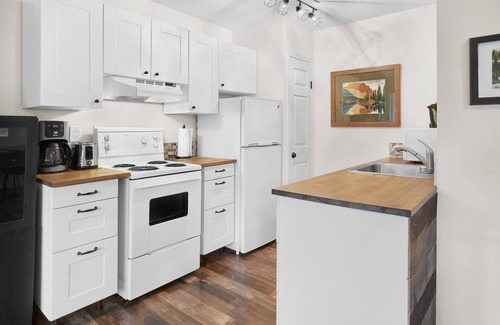 Harvie Heights Condominio | Pet Friendly 2BR with Mtn Views and Hot tub &A/C