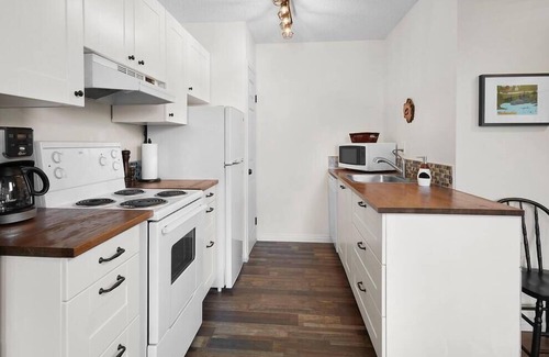 Harvie Heights Condominio | Pet Friendly 2BR with Mtn Views and Hot tub &A/C