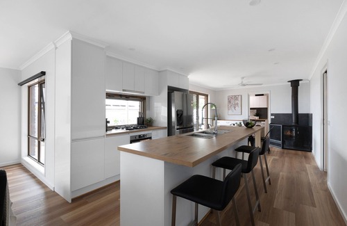 Clifton Springs Casa | Pet Friendly 3 bedroom house near the beach with large backyard