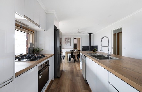 Clifton Springs Casa | Pet Friendly 3 bedroom house near the beach with large backyard