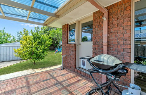 Clifton Springs Casa | Pet Friendly 3 bedroom house near the beach with large backyard