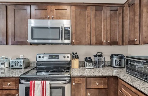 Waldron Casa | Pet friendly 3-bedroom townhome in North Kansas City close to Airport