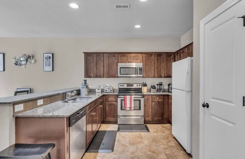Waldron Casa | Pet friendly 3-bedroom townhome in North Kansas City close to Airport