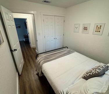 Sweetbriar Casa | Pet Friendly 3 bedroom with a Cowboy Pool close to Congress