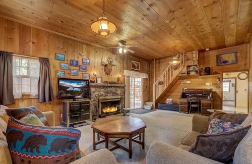 Bijou Pines Cabina | Pet-Friendly 3BR | Near Heavenly | Fenced Yard!
