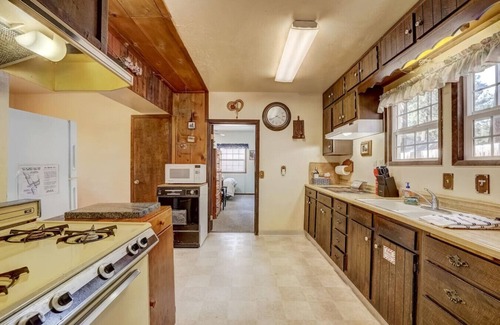 Bijou Pines Cabina | Pet-Friendly 3BR | Near Heavenly | Fenced Yard!
