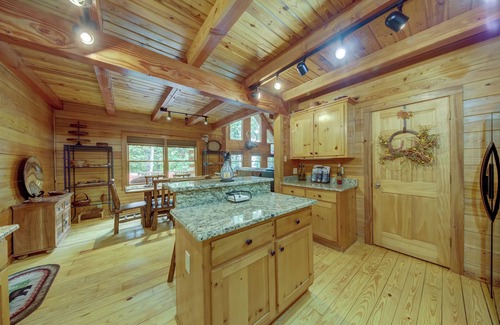 Tate Cabina | PET Friendly 4 Bed LOG CABIN! Golfing, Two Pools, Hiking & Private Fishing Lake!