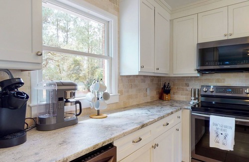 Wilmington Casa | Pet Friendly, 5 bed home for 12 ppl w/ patio, fire pit in Central Wilmington