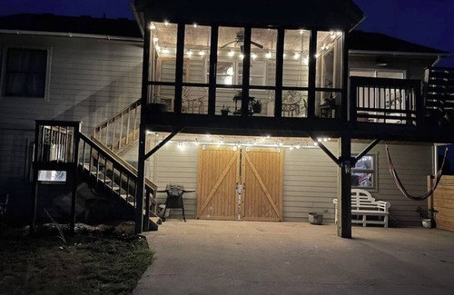 Sea Scape Cabaña | Pet Friendly 5-bedroom cottage just a 16-minute walk to Outer Banks Beaches