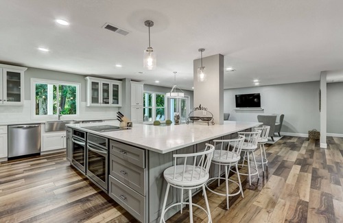 Amelia City Casa | Pet Friendly | 5000 Sq Ft | 2 Living Rooms & 2 Kitchens | Optional Pool Heat | Firepit | Fenced Yard
