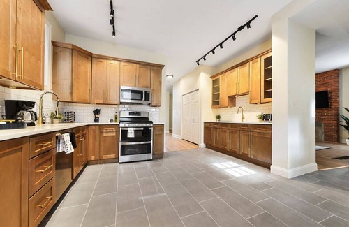 Point Breeze North Casa | Pet Friendly+6Br+Free Parking+5 Min From Bakery Sq