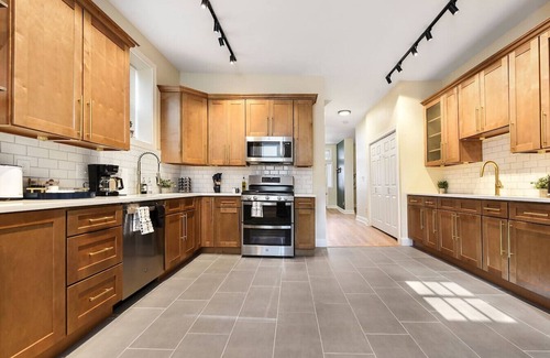 Point Breeze North Casa | Pet Friendly+6Br+Free Parking+5 Min From Bakery Sq