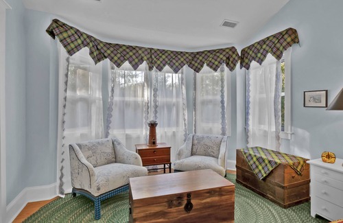 Southport Cabaña | PET FRIENDLY Adorable 3 bedroom/3 bath cottage in convenient island location.