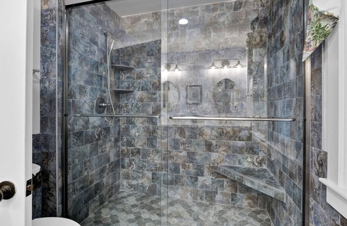 Southport Cabaña | PET FRIENDLY Adorable 3 bedroom/3 bath cottage in convenient island location.